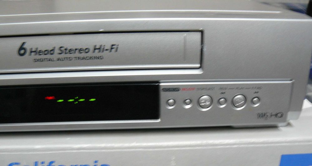 Magnetowid wideo AEG  z pilotem zastępczym i kasetą