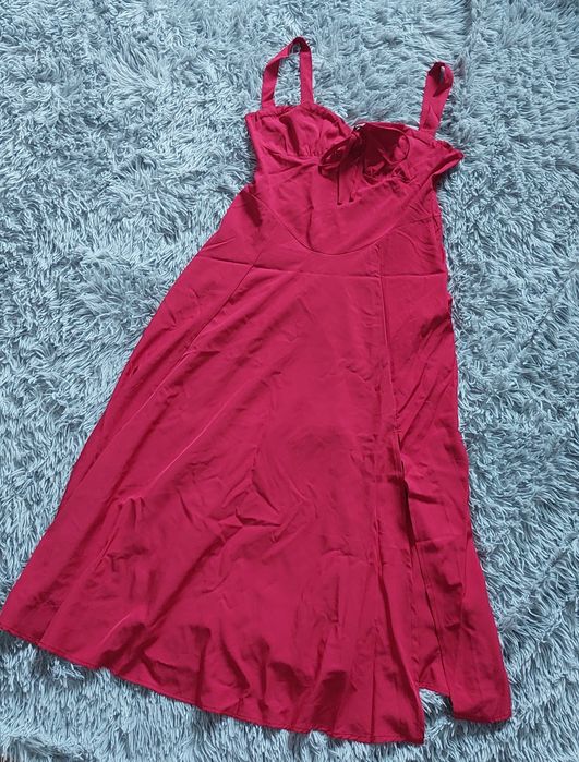 Czerwona sukienka z rozcięciem