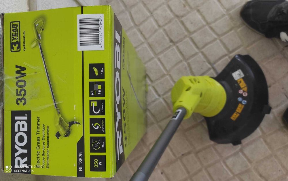 Dois cortadores de relva  Bosch e Ryobi