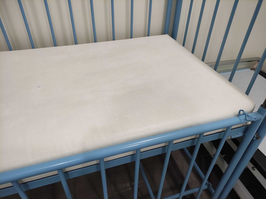 Cama pediátrica hospitalar usada