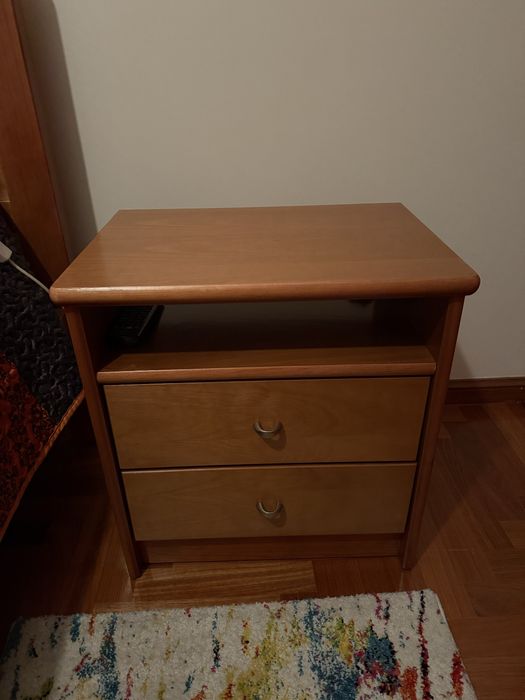 Cama e 2 mesas de cabeceira