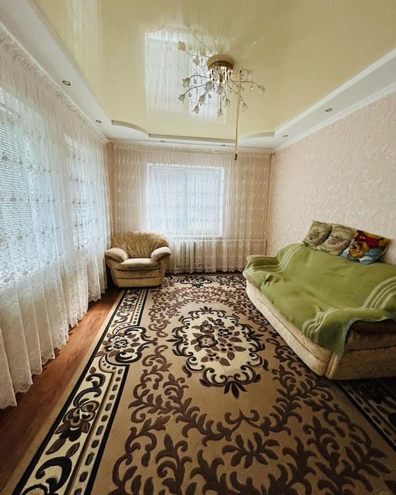 Продаж окремоі половинки будинку  з окремим заіздом .