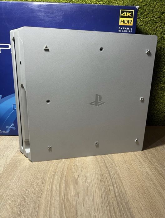 Магазин ! PlayStation 4 Pro White 1 TB + 2 Оригинальних белых Джойстика , Гарантия 6 месяцев ! + 60 игр + оригинальная коробка