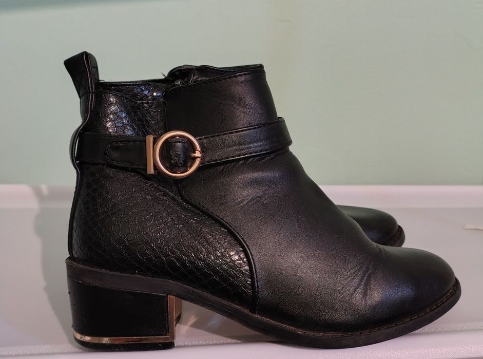 Взуття шкіряне .