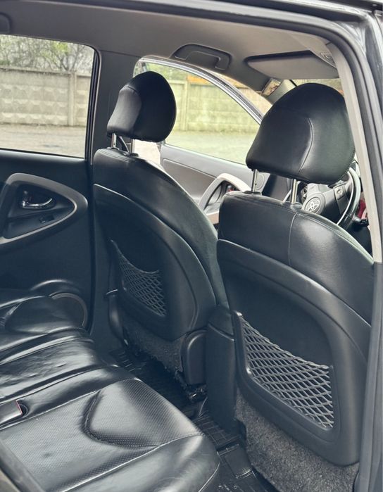 Автомобіль Toyota RAV4