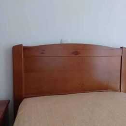 2 camas de solteiro c/ colchões + 1 mesa de cabeceira