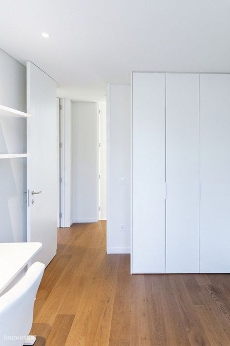 Apartamento mobilado com largo terraço no edifício Paço de Rei Plaza.