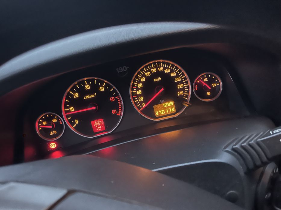 Продаєця ОПЕЛЬ Вектра