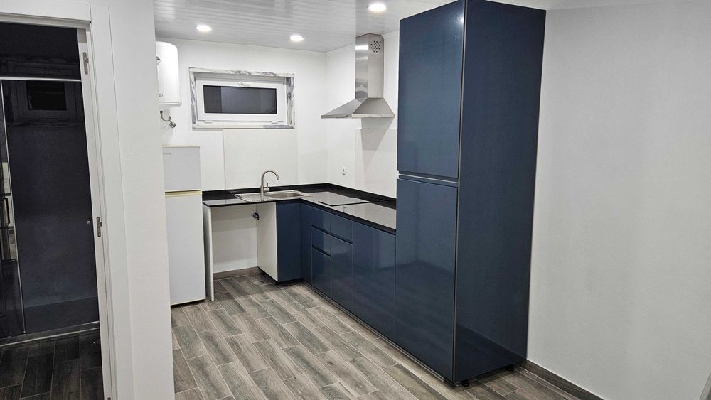 Apartamento com quarto, wc, sala e cozinha. Disponivel em OUTUBRO