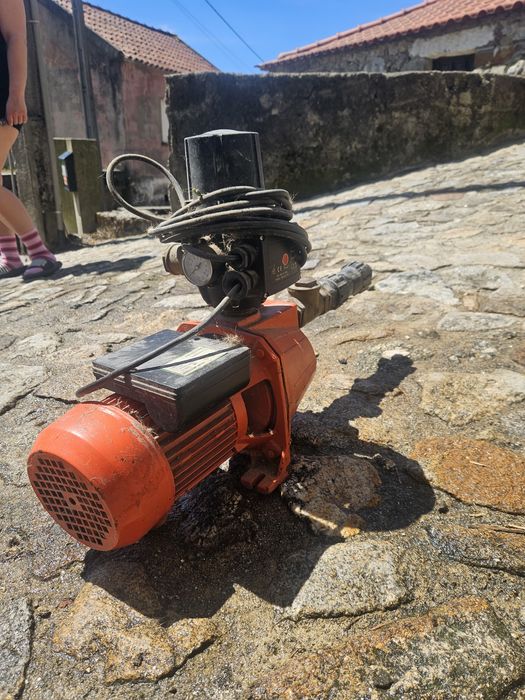 Deposito de Água 1000 litros com bomba de água  incluída.