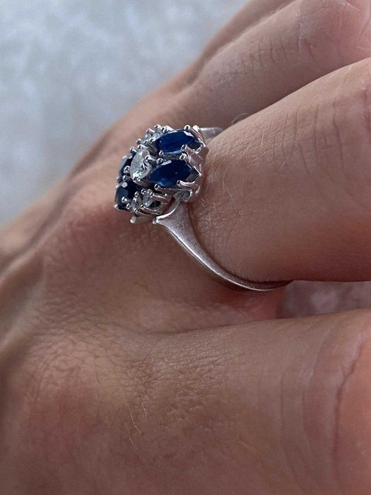 Pierścionek z białego złota z diamentami szafirami