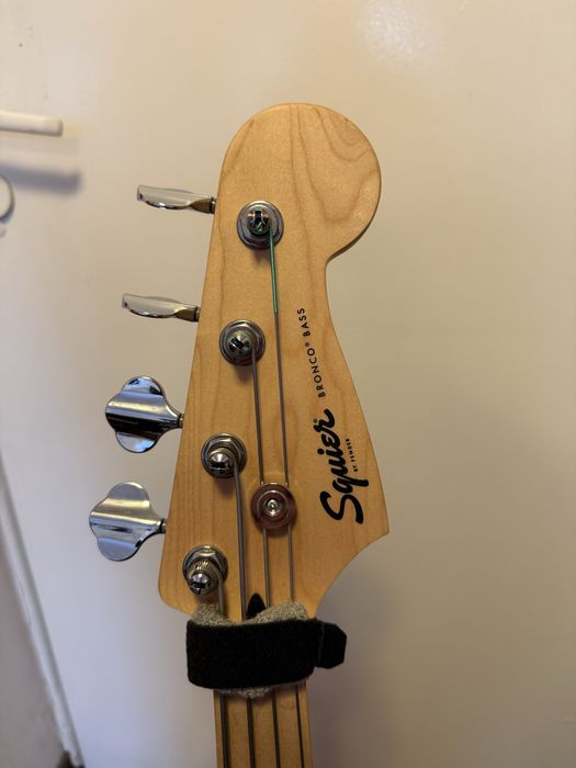 Gitara basowa Squier Bronco z pokrowcem, nowe struny, wyregulowany