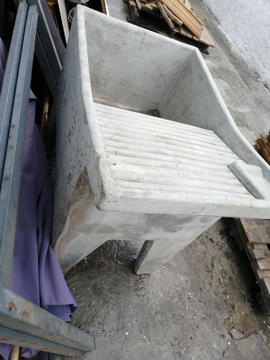 Tanque forte  antiga construção para lavar roupa e outros