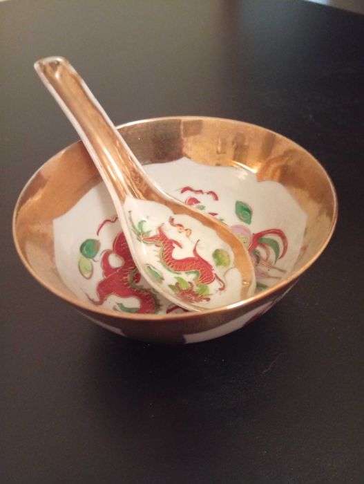 Deep plate with spoon424346869145292800