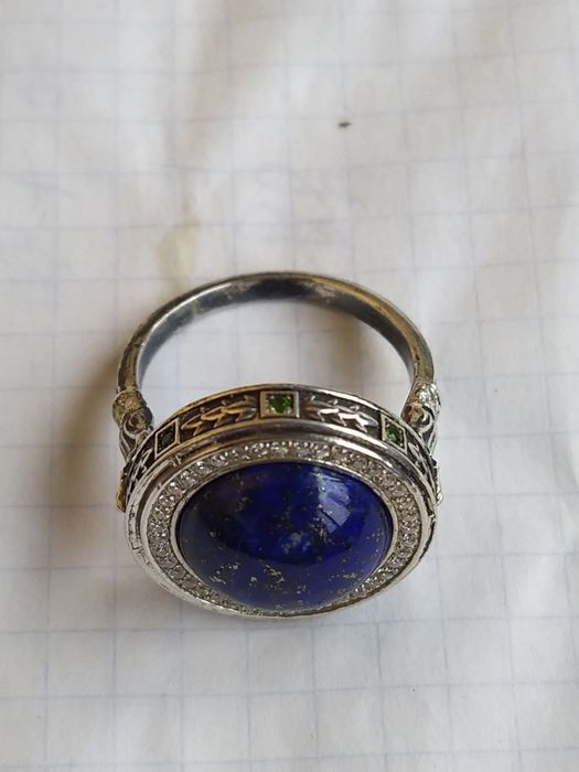 Срібний перстень з камінням