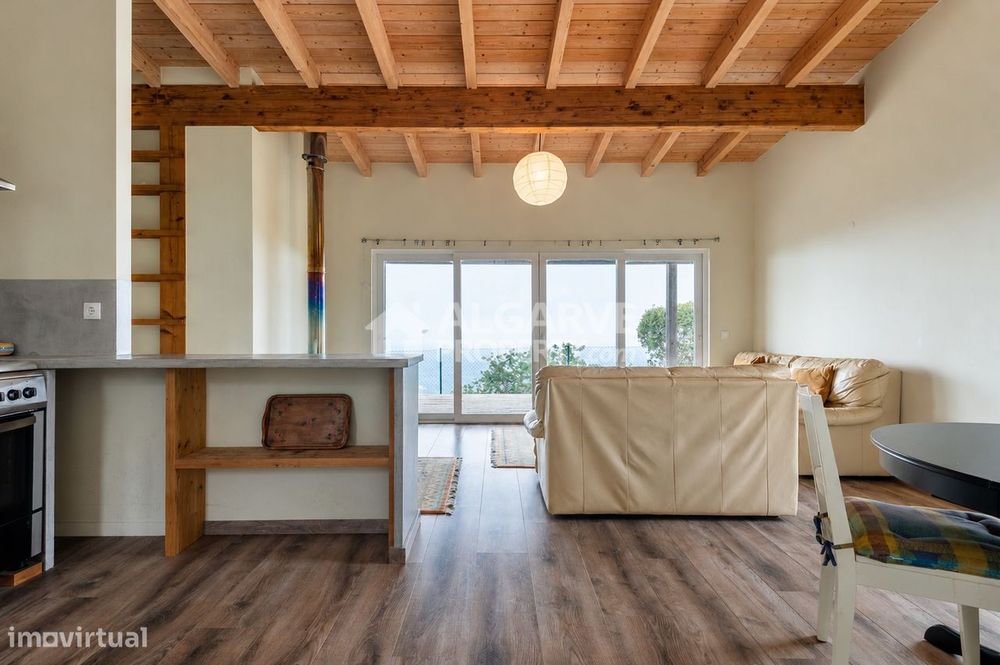 Moradia com Vistas Panorâmicas e Terreno em Estoi