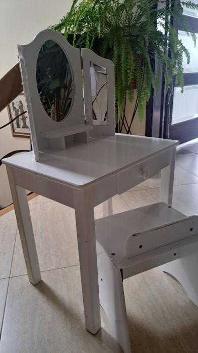 Drewniana toaletka dla dziewczynki