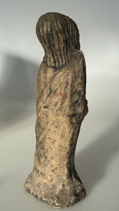 Escultura religiosa de feição arcaica/gótica