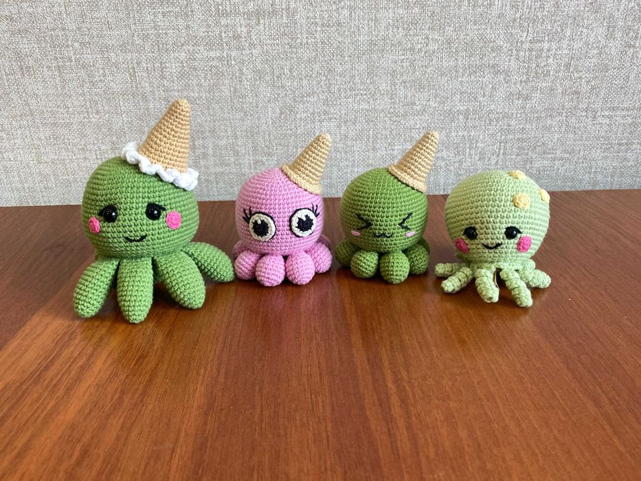 Вязанные игрушки  крючком – осьминоги и медузы.