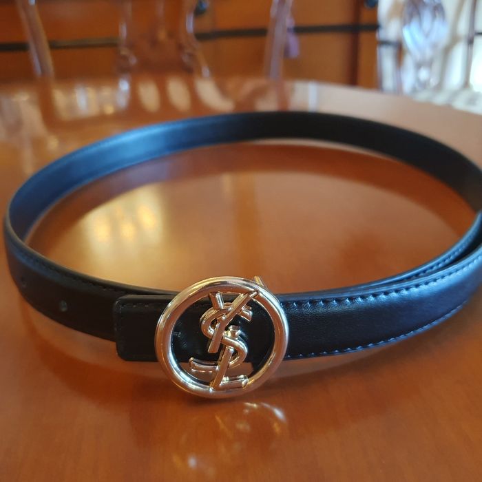 Cinto preto com fivela dourada