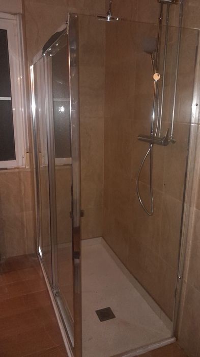 Canalizador / Instalação de base de duche