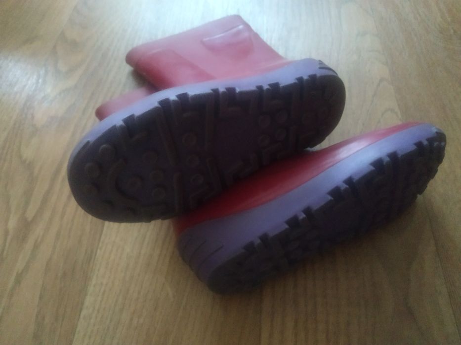 Продам резинові чоботи.