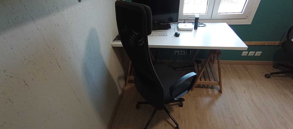 Mesa de escritorio + silla MARKUS como novo