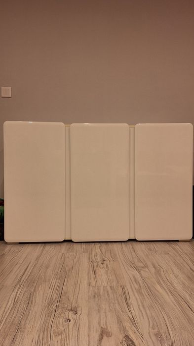 Biała komoda trzydrzwiowa