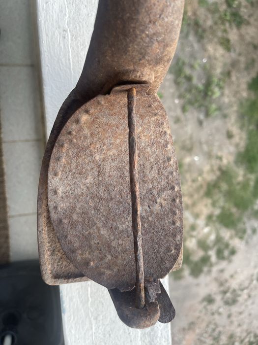 Ferro de Engomar Antigo a Carvão / Brasa – Modelo Raro com Chaminé