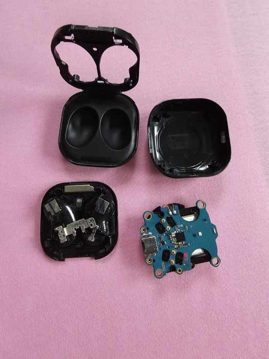Кейс от Galaxy Buds Live под запчасти