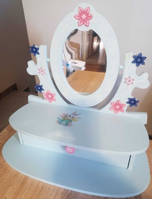 Drewniana toaletka dla dziewczynki.Stan bdb.Wysówana szufladka.