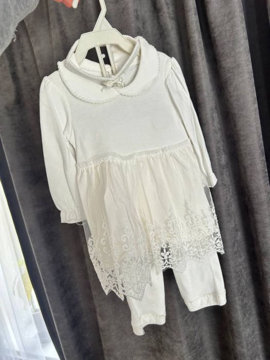 Білий нарядний костюм на дівчинку