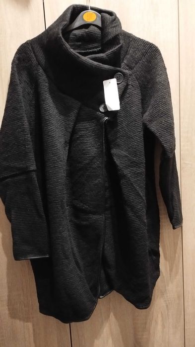 Casaco moderno de inverno novo com bolsos e gola em lã