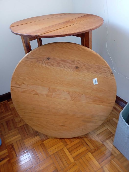 Mesa redonda de madeira.