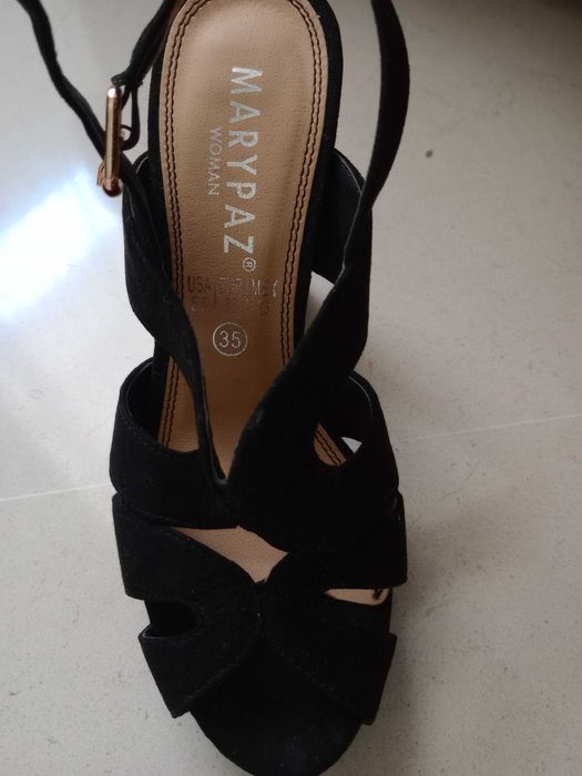 Sandálias em camurça pretas, número 35, usadas apenas uma vez.