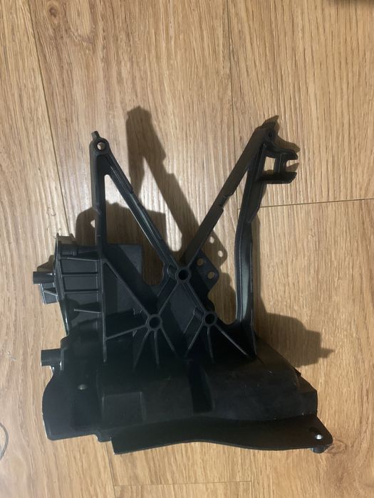 Кранштейн передний (правый) w213