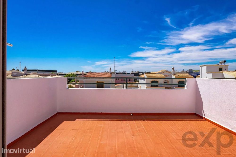 Moradia T2+1 com quintal e terraços com vista mar em Olhão, junto à Ri