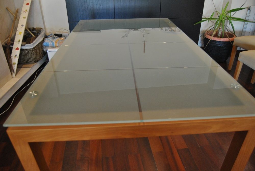 Mesa de sala de jantar.