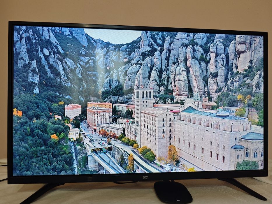 Телевізор GoSat 32" в ідеальному стані, чітке зображення та звук