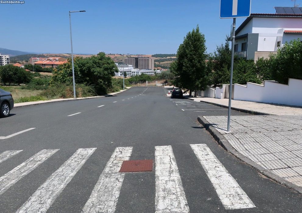 Terreno de 4 frentes para moradia em Bragança