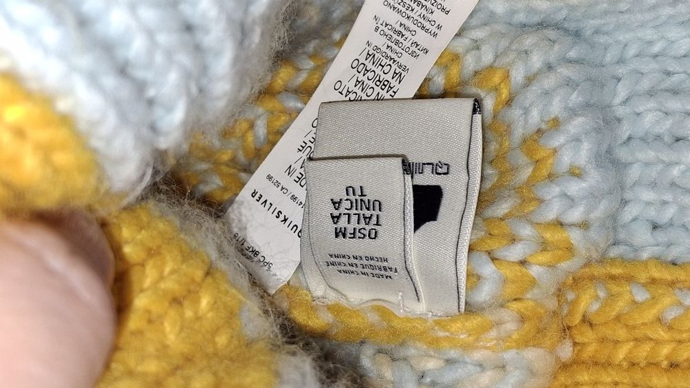 Шапка з помпоном зимова