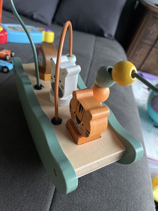 Drewniany sprter z koralikami i elementem