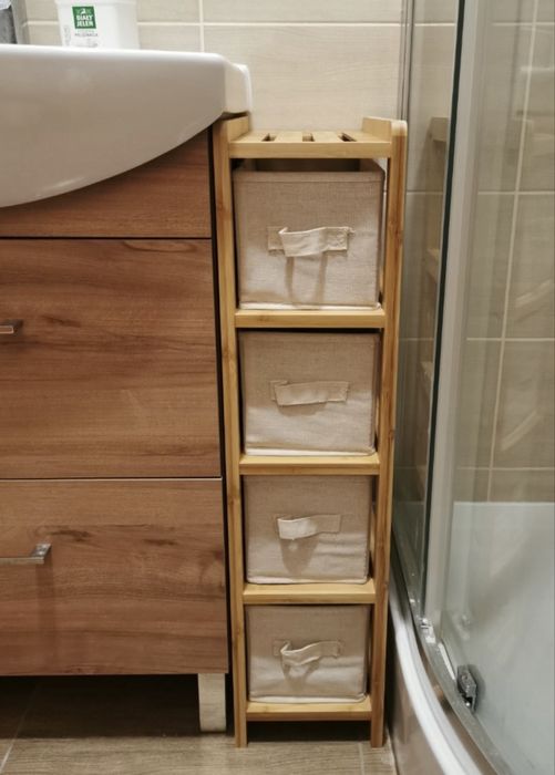 Wąski regał łazienkowy bambusowy z 4 koszami tekstylnymi