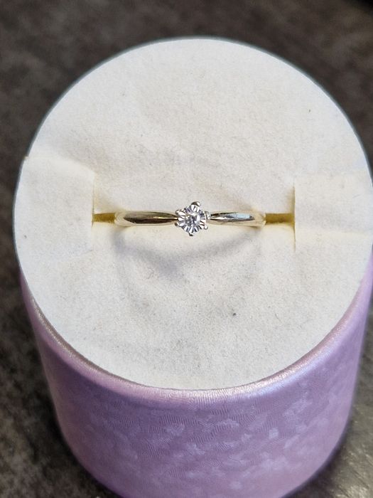 Złoty pierścionek z diamentem 375p