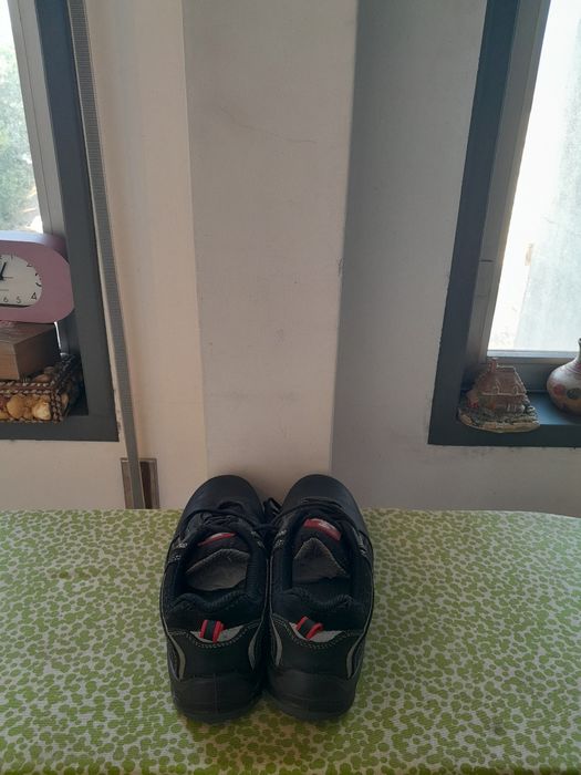 Vendo Sapatos de Senhor muito bonitos em bom estado são de Biqueira de Aço
