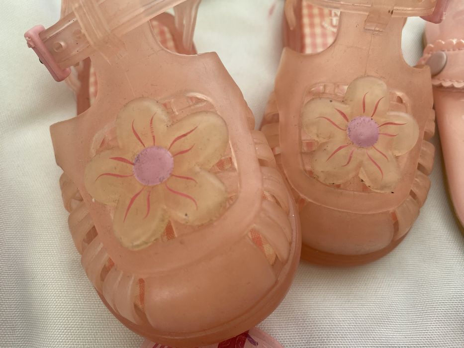 Sandalias calcado menina Havaianas, Ipanema Crocs, Zara 20, 21