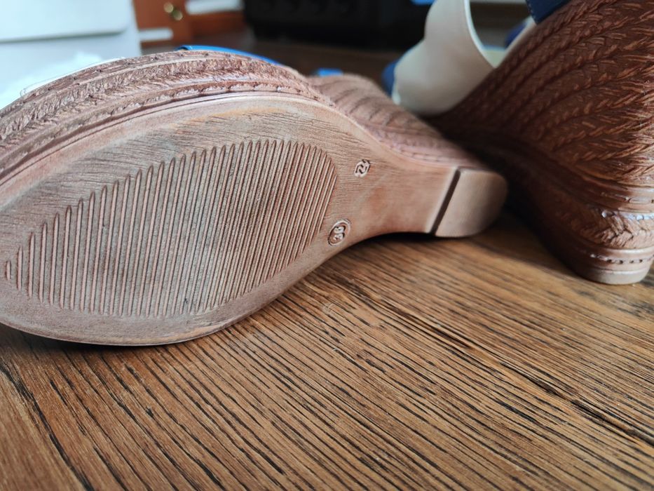 Шкіряні босоніжки на танкетці