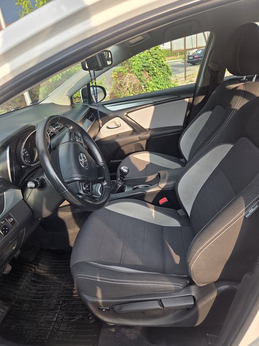 Toyota avensis t27 2017