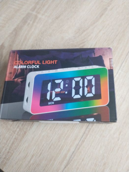 Cyfrowy budzik z podświetleniem RGB
