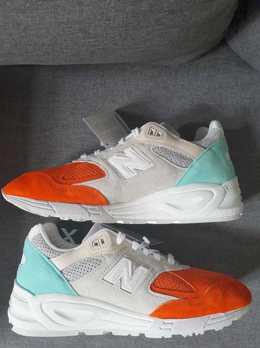 New Balance 990v2 Kith Cyclades (with Socks)